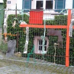 A. Boeminghaus, den Anfang machen, 2014, Materialcollage auf Drahtgeflecht, 300 x 200 cm